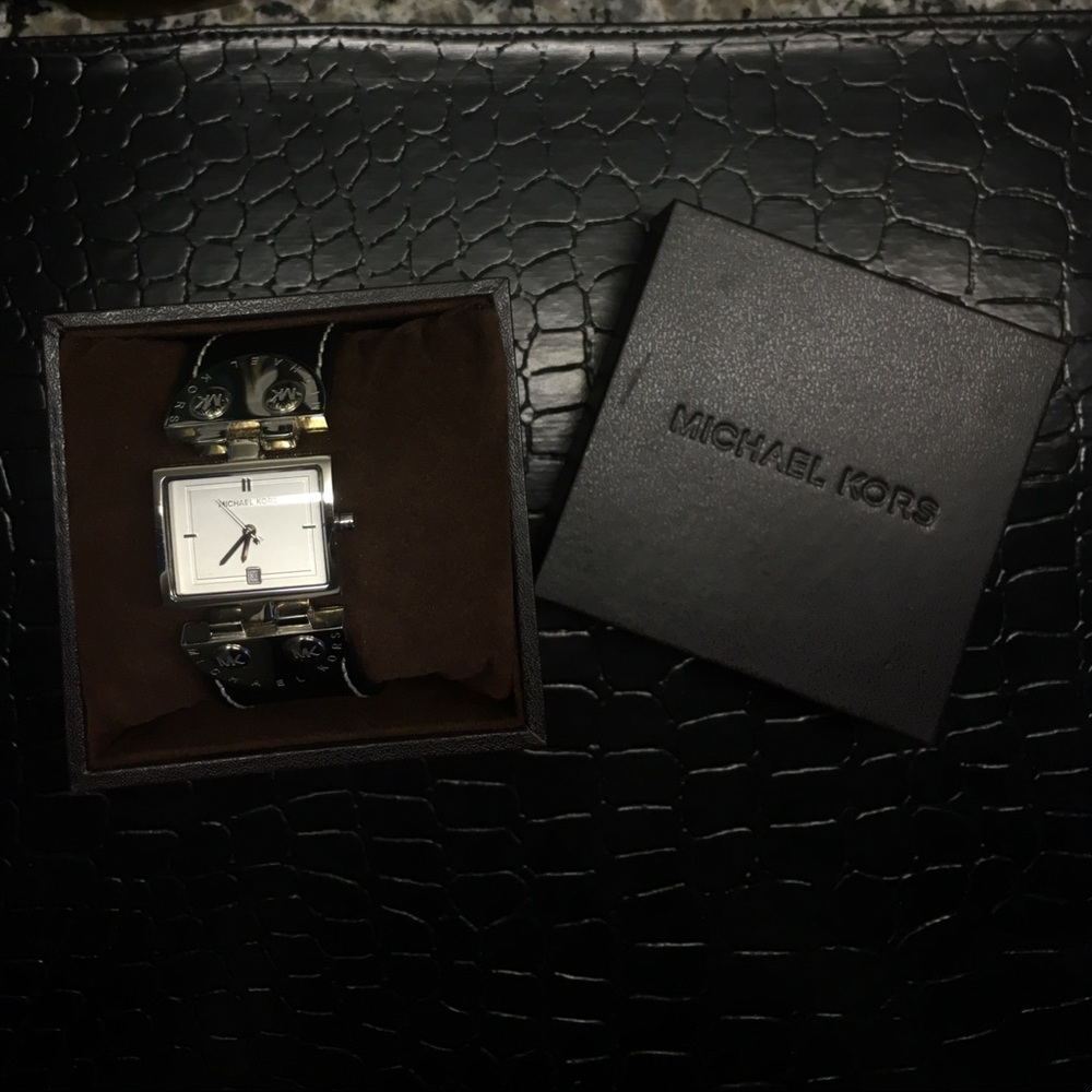 Michael Kors Women’s Watch - Picture 2 of 4